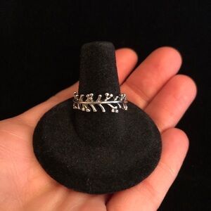 Elegant Silver Leaf Vine Ring